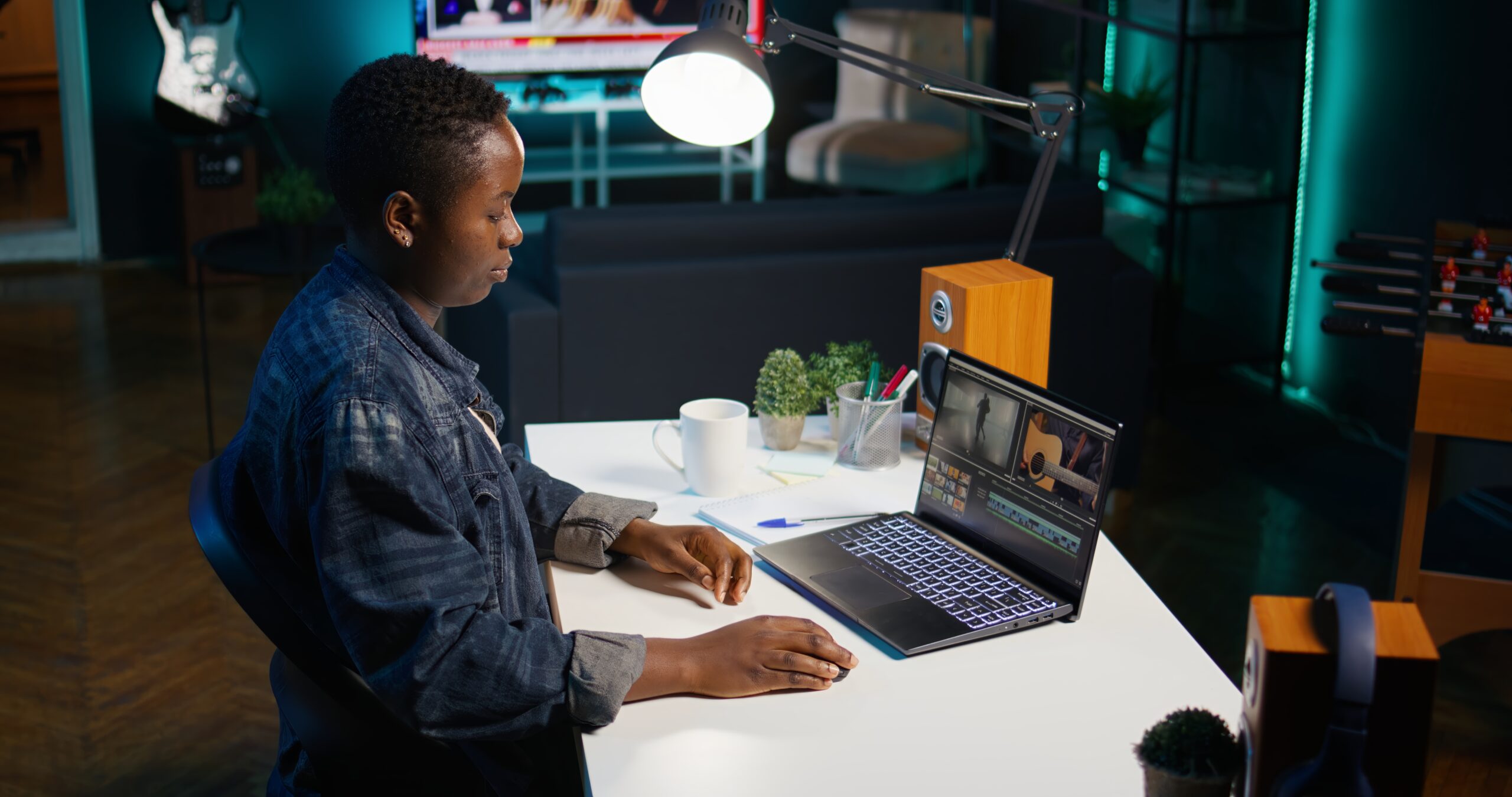 Femme avec ordinateur